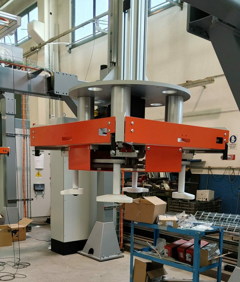 Pallettizzatore a Colonna Scarabeo: la Soluzione Salvaspazio per il Fine Linea 7 Gripper per pallettizzazione per pneumatici crudi