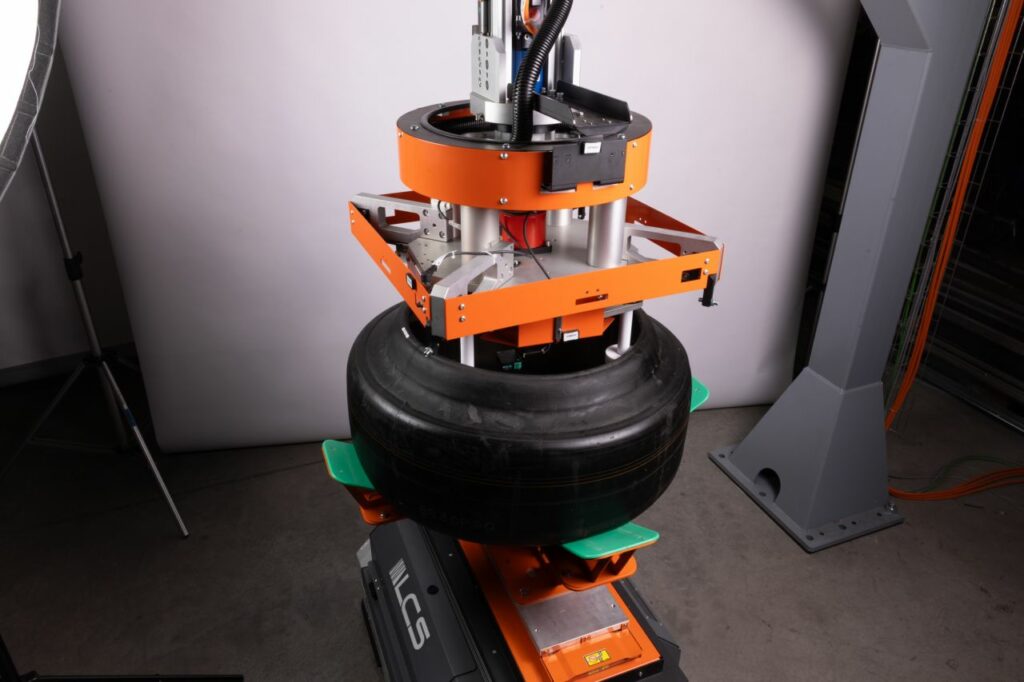 Gripper elettrica a 4 griffe in presa su un pneumatico crudo durante la movimentazione