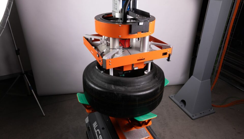 Gripper elettrica a 4 griffe in presa su un pneumatico crudo durante la movimentazione